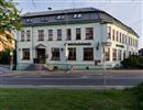 Hotel Slavia je situovan asi 0,5 km od stredu mesta smerem na Brno a nabz ubytovn v jedno, dvou a trlukovch pokojch a jednom apartmnu, kter lze vyut pro 2 dospel a dve deti. Vechny pokoje jsou vybaveny vlastnm socilnm zarzenm. Ve spodn csti hotelu  ...