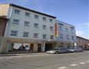 Hotel Koruna se nachz v klidnm historickm centru mesta Roudnice nad Labem. Poskytuje 3 kategorie ubytovn: mldenickou ubytovnu, hotelovou cst a apartm  celkem 63 luek. K dispozici je parkovite, v letnch mescch je monost vyuit hotelov terasy. V blzkos ...