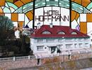 Hotel se nachz nedaleko centra mesta Kladna. Ubytovn je mon ve 14 dvoulukovch, 5 jednolukovch pokojch a 2 apartmnech.Pokoje maj vlastn soc. zarzen vc. WC, satelitn TV, tel. a rdio. Monost parkovn.
